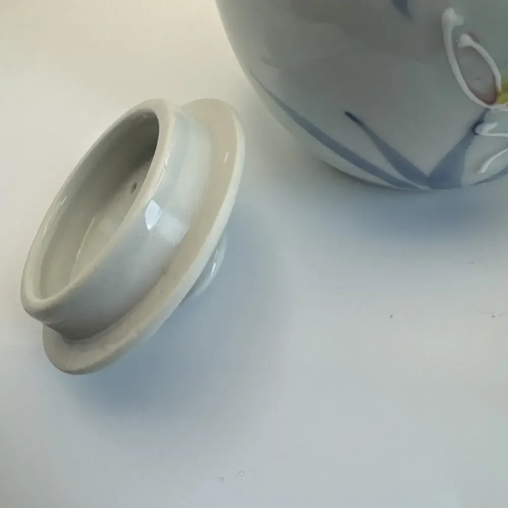 JAPANESE FINE‎ PORCELAIN CONTEMPORARY TEAPOT BLUE PINK FLORAL WOVEN HANDLE
